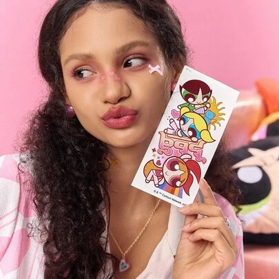 FanGlow THE POWERPUFF GIRLS X SHEIN 1 pieza Pegatina de tatuaje de dibujos animados coloridos adecuada para el hombro, el cuello, la clavícula, el brazo, el arte corporal, pegatina de tatuaje temporal impermeable y simulada