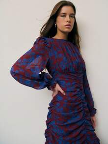 Nöista Jesienna sukienka o trójwymiarowym, plisowanym wzorze, który podkreśla talię i podkreśla figurę. Subtelne falbany zdobią ramiona i mankiety, tworząc słodki, warstwowy efekt. Idealna na jesień i zimę. Idealna na randki, imprezy i inne stylowe okazje. - Wielokolorowe - Zobacz 1