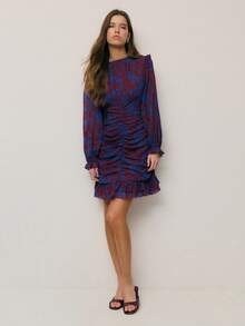 Nöista Jesienna sukienka o trójwymiarowym, plisowanym wzorze, który podkreśla talię i podkreśla figurę. Subtelne falbany zdobią ramiona i mankiety, tworząc słodki, warstwowy efekt. Idealna na jesień i zimę. Idealna na randki, imprezy i inne stylowe okazje. - Wielokolorowe - Zobacz 3