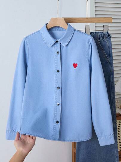 SHEIN Camisa vaquera azul de manga larga, suelta y con bordado en forma de corazón, estilo casual y vintage Y2K para niñas preadolescentes. Ropa informal y suave para uso diario, atuendos de otoño e invierno, festivales y uso en casa, ropa escolar para niñas