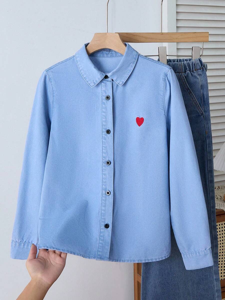 SHEIN 少女时尚休闲 Y2K 复古酷炫街头返校学院风心形刺绣图案蓝色牛仔长袖宽松衬衫,柔软舒适,适合日常穿着,也适合秋冬季节、锐舞派对和居家穿着。蓝色牛仔衬衫,蓝色纽扣衬衫。 - 藍色 - 查看 1