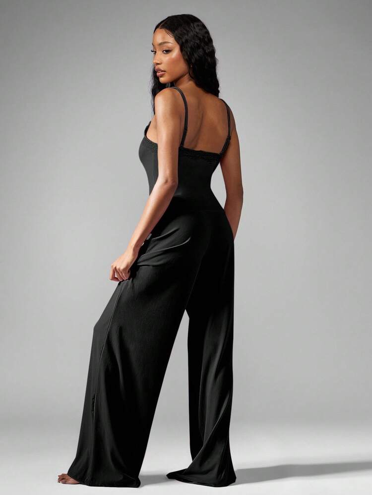 MISSGUIDED Completo con canotta in pizzo e pantaloni larghi e fluidi