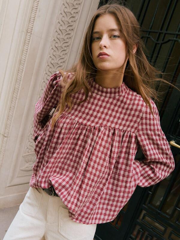 Nöista Blusa a cuadros burdeos con cuello elegante alto, mangas abultadas, corte holgado, perfecta para atuendos elegantes y chic de mujer en otoño.