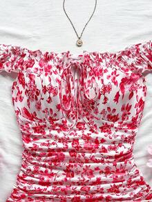Soleia Vestido mini ajustado con hombros descubiertos, volantes y lazo delantero con estampado floral para vacaciones de verano de mujer - Rojo y blanco - Ver 7