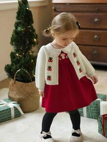 SHEIN Vintaside Kids 小女孩 2 件套：红色灯芯绒蘑菇刺绣长袖连衣裙，白色彼得潘领，搭配白色长袖开衫，珍珠纽扣和 3D 樱桃装饰，春秋秋冬 - 紅色 - 查看 7