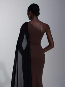 Elitara Đầm Maxi đuôi cá xẻ tà lệch vai bất đối xứng, chất liệu thun co giãn màu cà phê sẫm sang trọng, sang trọng kết hợp với voan xếp ly màu đen, tay loe gợi cảm, xẻ tà, có đuôi, dành cho nữ, đầm dạ hội trang trọng - Nhiều màu - Xem 5