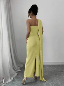 Elenzga 女装新款杏色欧美时尚优雅宴会轻熟高级感斜肩披肩性感抹胸百褶收腰提臀修身后开叉性感闪亮丝光闪针织弹力优雅舒适约会宴会情人节长连衣裙 - 黃色 - 查看 2