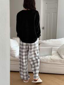 DAZY Conjunto de pijama de franela con bordado de letras y pantalones a cuadros esponjosos para mujer, ropa de otoño e invierno, conjunto acogedor - Negro - Ver 2