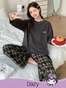 DAZY HELLO KITTY AND FRIENDS | SHEIN 卡通印花T恤上衣和格子宽松长裤女士两件套睡衣套装，秋冬服装 - 深灰色 - 查看 3