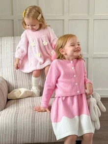 SHEIN Playful Pals 1 件女婴蓬松花朵可爱连衣裙，圆领长袖宽松加厚连衣裙裙，3D 花朵设计，休闲时尚韩版百搭，适合日常外出或冬季旅行，新品 - 粉色 - 查看 8