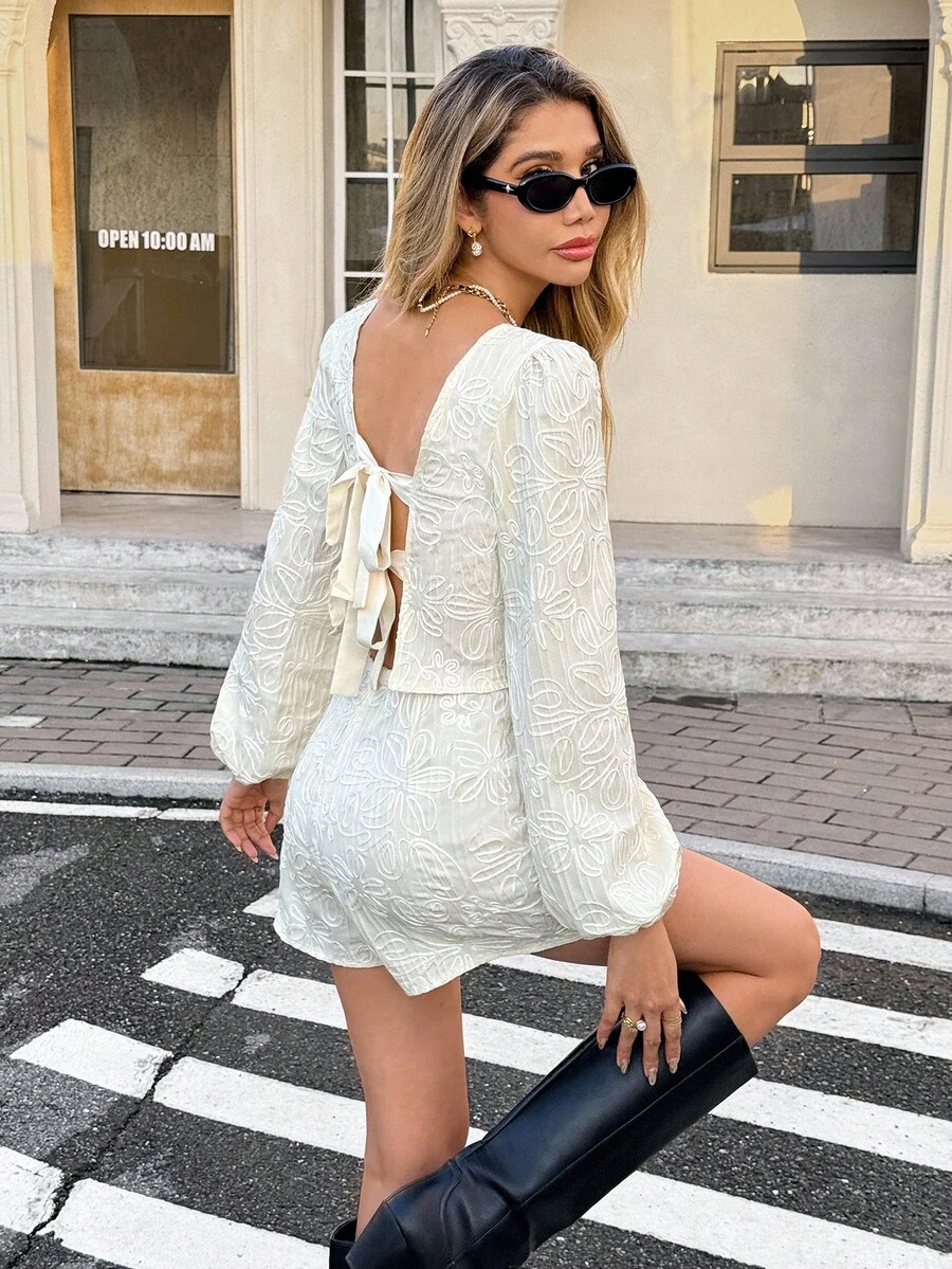 SHEIN Frenchy Bộ 2 áo sơ mi tay dài cổ vuông họa tiết hoa và quần short cho nữ - Màu be - Xem 1