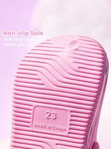 SHEIN X Care Bears 可爱卡通粉色彩虹云朵图案女童儿童花园拖鞋，适合儿童和婴儿，透气速干，轻便耐用的EVA材质，适合室内外穿着，可在室内、浴室、游乐场、游泳池、海滩等场所穿着。 - 粉色 - 查看 3