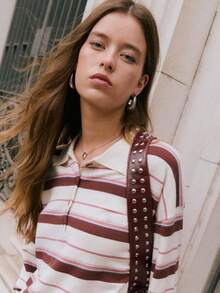 Nöista Lätt trikåpiké med rena knappdetaljer och mjuka horisontella ränder, med en avslappnad skräddarsydd silhuett med strukturerad pikékrage och ribbade manschetter för en polerad finish; en raffinerad och mångsidig stickning perfekt för kvinnors vinteroutfits, enkel lager-på-lager-klädsel, elegant avslappnad styling, festliga jullooker och sofistikerade nyårsensembler. - Blå - Visa 10