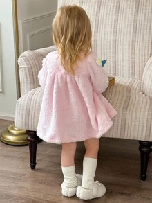 SHEIN Playful Pals 1 件女婴蓬松花朵可爱连衣裙，圆领长袖宽松加厚连衣裙裙，3D 花朵设计，休闲时尚韩版百搭，适合日常外出或冬季旅行，新品 - 粉色 - 查看 2