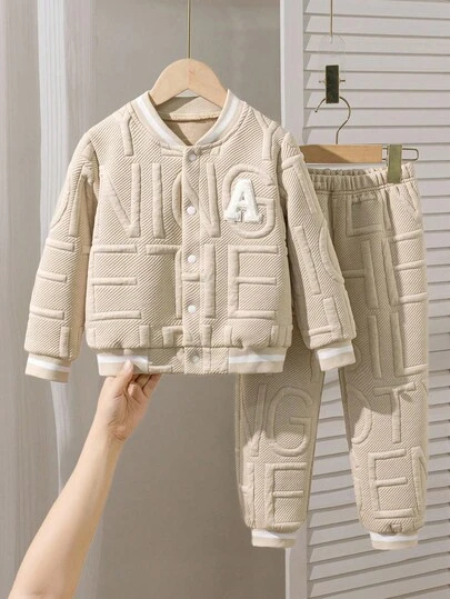 年轻男孩休闲秋冬夹克和裤子套装，时尚休闲大字母提花秋冬新款服装街头运动休闲百搭设计男童套装，适合户外休闲的家庭兄弟姐妹装