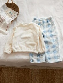 Genkimix Kids Set de pijamale din fleece cu 2 bucăți pentru copii mici, broderie cu ursuleți de desene animate drăguți, umeri căzuți, decolteu rotund, mânecă lungă + piesă de casă casual cu mânecă lungă, imprimeu în carouri albastru și alb, picior drept, toamnă/iarnă