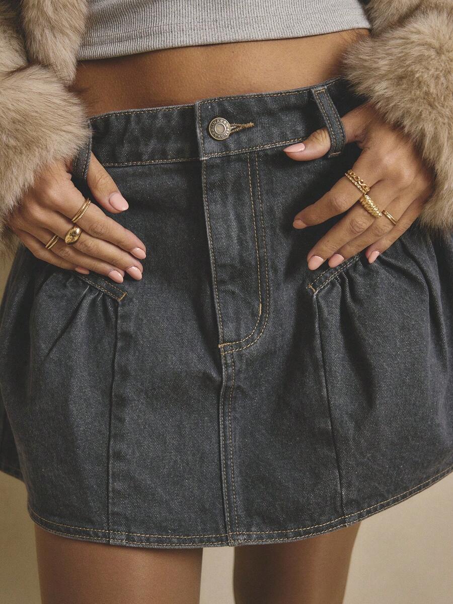 Aralina Váy ngắn denim đen sẫm xếp ly và nhún bèo dáng chữ A cạp vừa mùa đông/thu, trang phục cao bồi, váy phong cách Stockholm và đồng quê cho nữ - màu đen - Xem 1