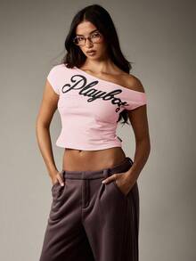 Missguided x Playboy 合身不对称露肩 T 恤，带有徽标设计，短款长度，夏季时尚休闲街头风格棉混纺上衣 - 粉色 - 查看 3