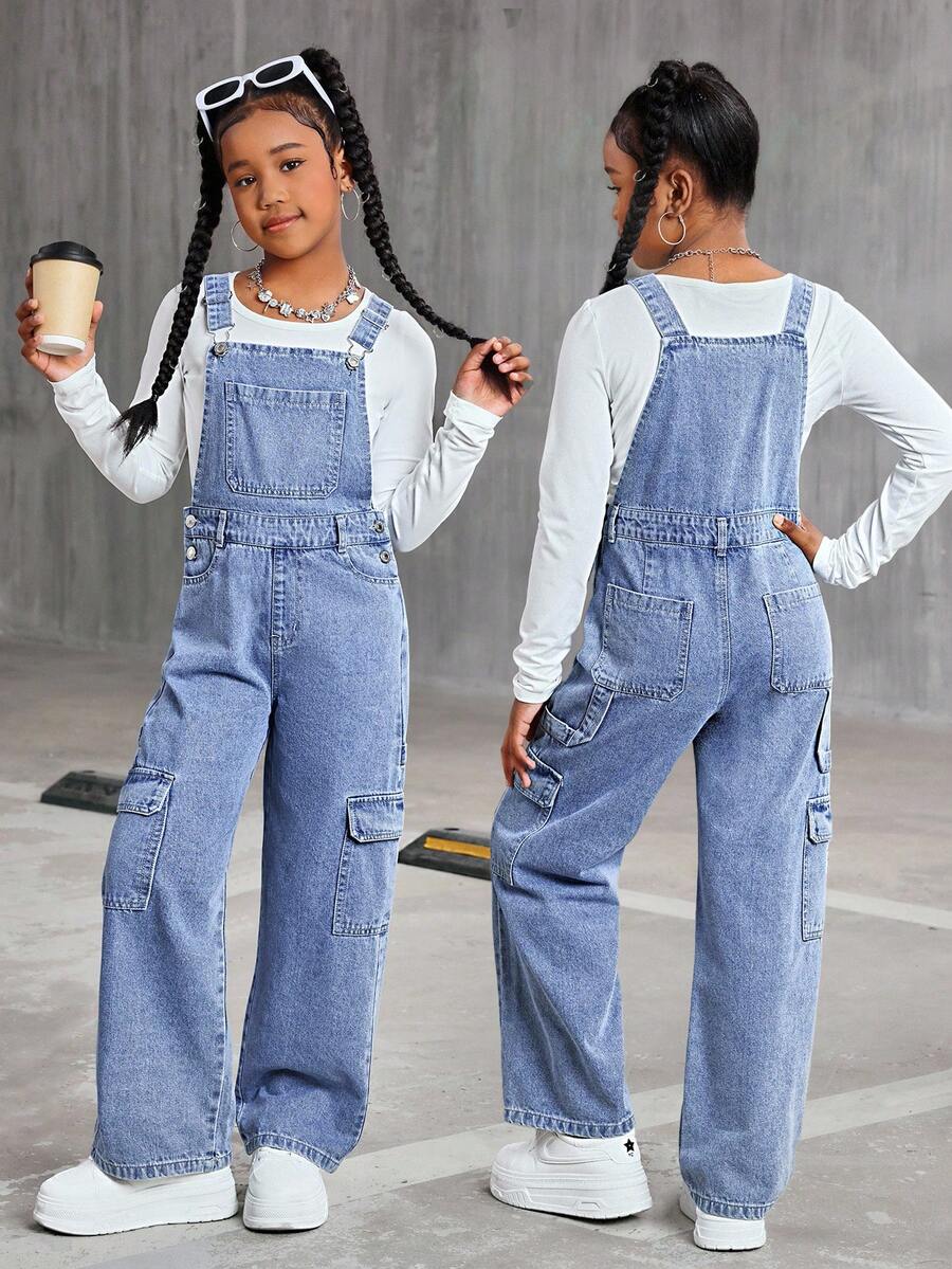 SHEIN Sparklyn Quần yếm denim và áo liền quần cho bé gái tuổi teen, trang phục thường ngày ngọt ngào cho mùa hè! Được làm từ vải denim thoải mái, màu xanh nhạt, có túi nắp phía trước, cài nút eo bên hông dễ mặc, dáng rộng thoải mái, thiết kế ống rộng và cạp cao giúp tôn dáng. Thích hợp cho các buổi đi chơi hàng ngày, thường ngày ở trường, mùa tựu trường, du lịch và nghỉ dưỡng, giúp bạn nổi bật giữa đám đông.