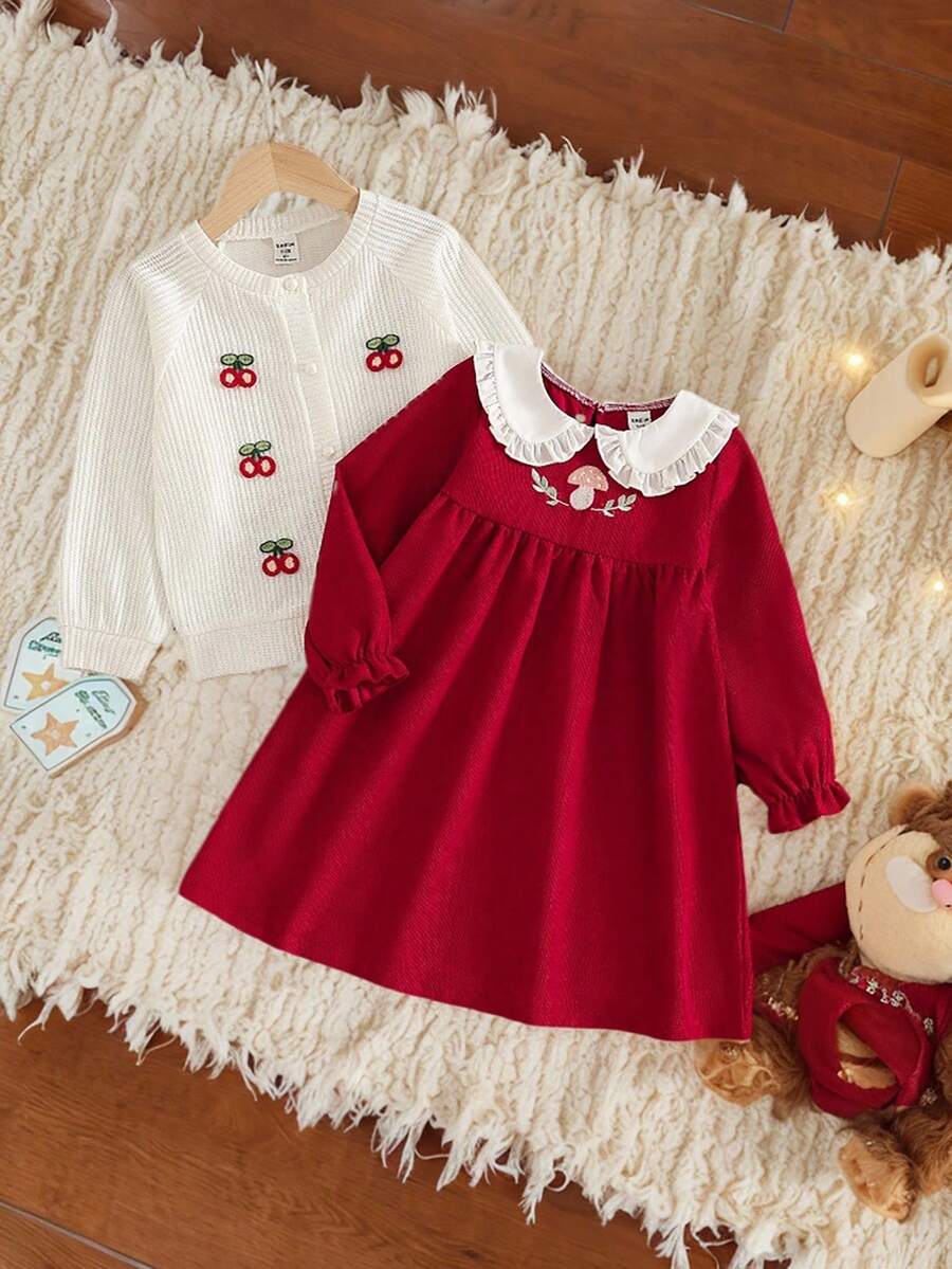 SHEIN Vintaside Kids 小女孩 2 件套:红色灯芯绒蘑菇刺绣长袖连衣裙,白色彼得潘领,搭配白色长袖开衫,珍珠纽扣和 3D 樱桃装饰,春秋秋冬 - 紅色 - 查看 1