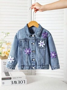 女童牛仔外套，秋冬新款，中蓝色水洗牛仔外套，饰有花卉刺绣，面料柔软舒适，是理想的礼物之选，非常适合户外活动、日常穿着、校园等场合。