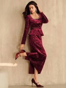 Anewsta Top à manches longues avec col carré en velours jacquard à motif floral unicolore, avec nœud à la taille orné de strass. Assorti à une jupe droite fendue à la taille moyenne. Convient pour l'automne, l'élégance, la fête, Noël, le Nouvel An. - Rouge foncé - Voir 4
