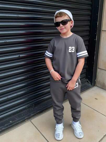 SHEIN 2 st barn tween pojke casual mångsidig tryckt mönster blanda tjocka och tunna ränder rund hals kortärmad t-shirt + joggingbyxor stickat set