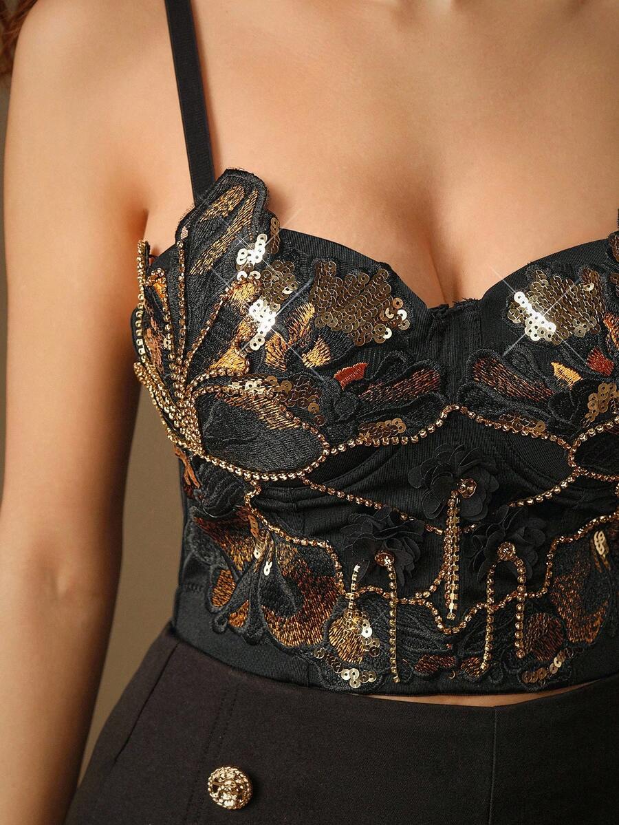 Anewsta ملابس علوية كامي مقصر بحمالات رفيعة وياقة قلب مزين بالترتر الذهبي والتطريز الزهري على قاعدة من الفلفت الأسود، مناسب للصيف والربيع والخروج والسهرات والأعياد مثل رأس السنة والكريسماس، أنيق وعصري