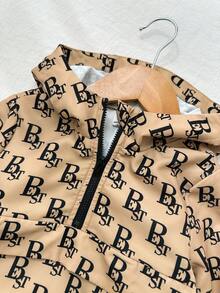 SHEIN Conjunto de 2 peças para bebês meninos e meninas, casual, vintage, estilo universitário, marrom, estampa de letras, gola alta, jaqueta com capuz e calças de corrida, moderno e descolado, adequado para primavera/outono - Multicolorido - Ver 3