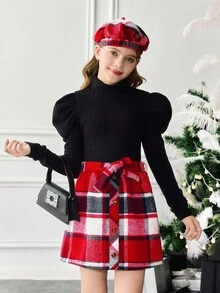 SHEIN 3 قطع مجموعة للفتيات المراهقات تتكون من: ملابس علوية ذات ياقة عالية مضلعة ومطابقة، تنورة مربعة باللون الأحمر المربع، وقبعة بيريه. مناسبة للكريسماس، الكاجوال، البريبي، الكيوت، الكاجوال والفينتاج. رائعة للارتداء اليومي والمدرسي في فصل الخريف/الشتاء