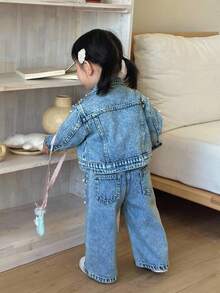 SHEIN 2 件套女婴白色珍珠装饰蓝色牛仔翻领长袖夹克和宽松裤子套装 - 淺色水洗藍 - 查看 4