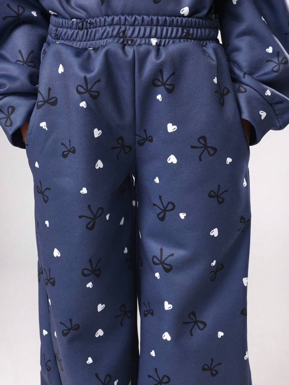 Two Piece Navy Sweatshirt And Pants With Hearts Bow Print