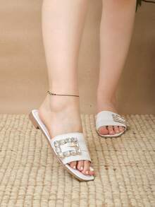 Sandalia plana mujer, sandalia con cristales, sandalia con hebilla brillante, sandalia elegante casual, sandalia con detalle glam, sandalia veraniega. - Blanco - Ver 2