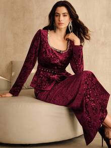 Anewsta Top à manches longues avec col carré en velours jacquard à motif floral unicolore, avec nœud à la taille orné de strass. Assorti à une jupe droite fendue à la taille moyenne. Convient pour l'automne, l'élégance, la fête, Noël, le Nouvel An. - Rouge foncé - Voir 1
