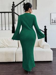 SHEIN Clasi 大码女式优雅黑色高领纹理扭腰修身喇叭袖连衣裙，秋冬长款女装 - 墨綠色 - 查看 2