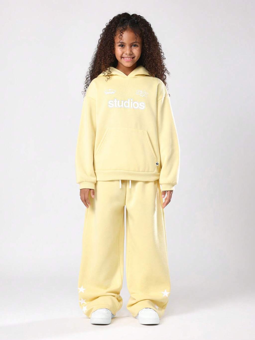 Oversize-Kapuzenpullover und Hose mit weitem Bein und Studios-Print