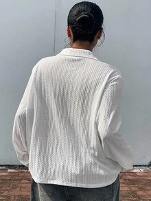 Dazy Plus 时尚休闲纹理面料翻领图案装饰宽松长袖白色 T 恤，加大码女款，春秋季 - 白色 - 查看 2