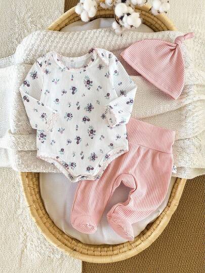 新生儿三件套服装，面料柔软舒适，紫色碎花长袖连体衣，撞色滚边，搭配纯色高腰裤和可爱帽子，秋冬家居服套装