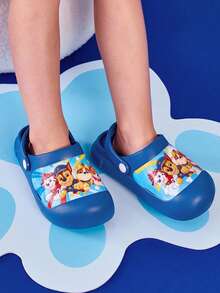 SHEIN | PAW Patrol 可爱卡通印花图案蓝色男童儿童花园拖鞋，适合幼儿和儿童，透气速干水鞋，轻便耐用的EVA材质，男女通用，室内外均可穿着，可用作拖鞋、凉鞋，图案包括Chase、Rubble和Skye。 - 藍色 - 查看 2