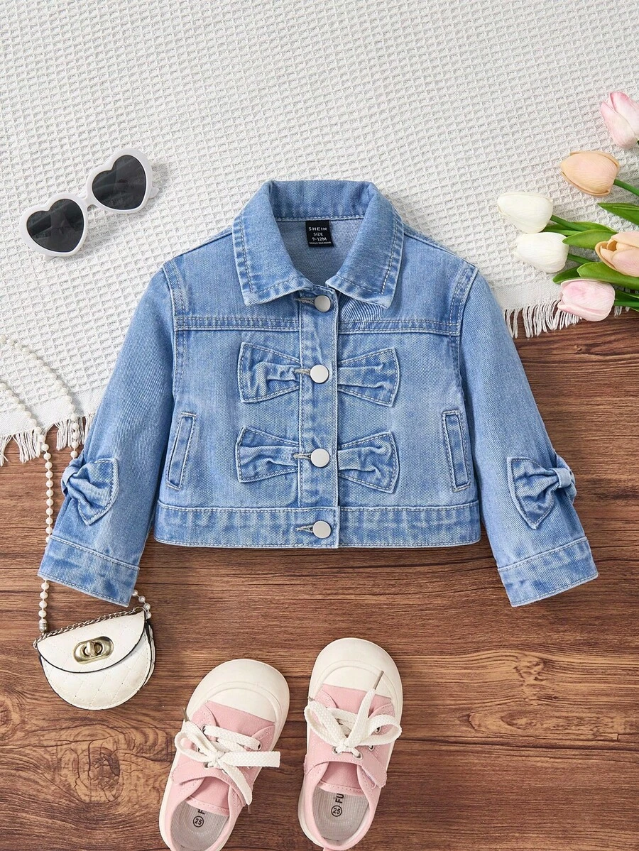 SHEIN Chaqueta de mezclilla para niñas, para todas las estaciones, color azul medio, casual, linda, elegante, con decoración de moño en los puños y el frente, chaqueta tipo boxy, cómoda de algodón de mezclilla, adecuada para uso diario, hogar, viajes, artículo popular, nuevo lanzamiento para el otoño de 2025 - Azul lavado medio - Ver 1