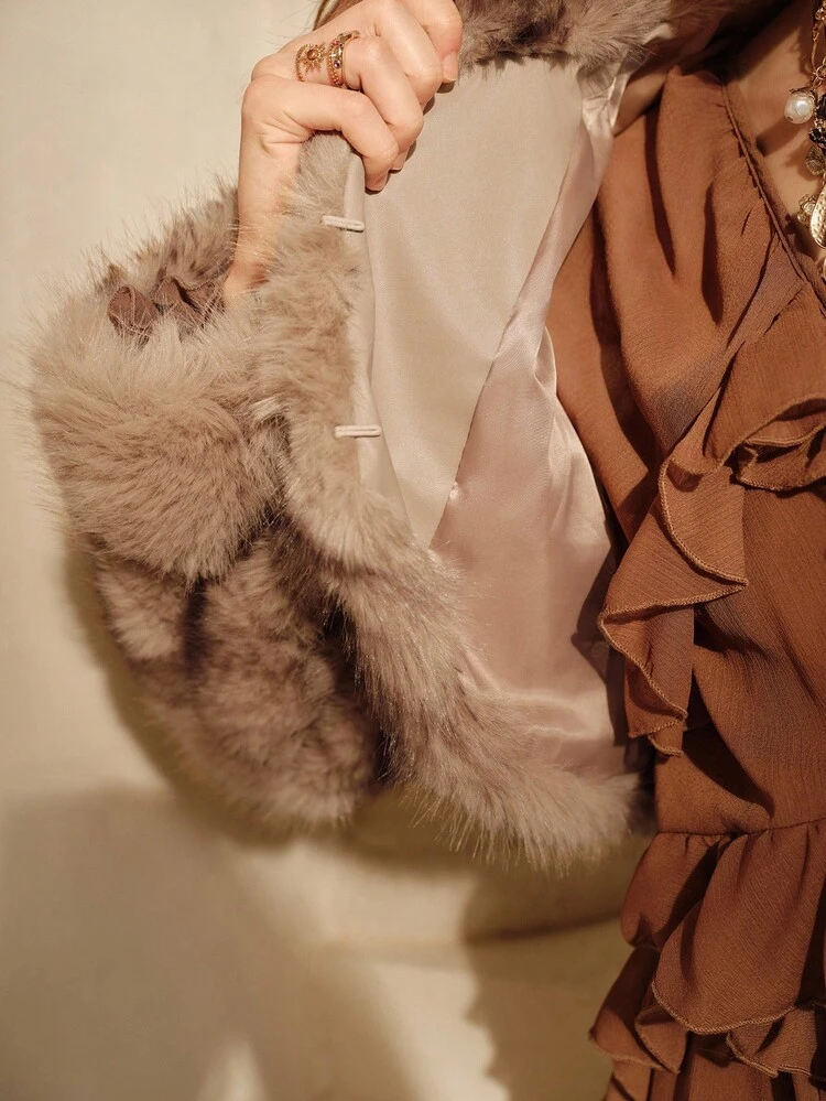 Chaqueta corta de mujer elegante y de moda de piel sintética