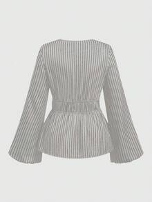 SHEIN Sweetro 前系带深 V 开衩喇叭袖收腰合身棕白条纹休闲、通勤、约会之夜优雅宽松衬衫上衣，加大码 - 灰色 - 查看 2