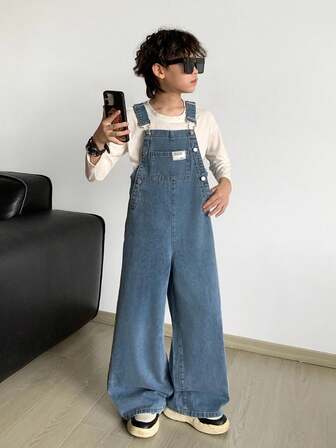 SHEIN Little Byeori 青少年男孩时尚休闲 Y2K 复古酷炫街头返校学院风贴布细节和口袋设计，简约舒适的蓝色牛仔宽松背带裤，适合儿童穿着，柔软舒适，适合日常穿着，也适合儿童秋冬季参加锐舞派对、节日活动和街头服饰。儿童阔腿牛仔背带裤，儿童牛仔连体裤。