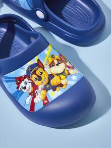 SHEIN | PAW Patrol 可爱卡通印花图案蓝色男童儿童花园拖鞋，适合幼儿和儿童，透气速干水鞋，轻便耐用的EVA材质，男女通用，室内外均可穿着，可用作拖鞋、凉鞋，图案包括Chase、Rubble和Skye。 - 藍色 - 查看 3