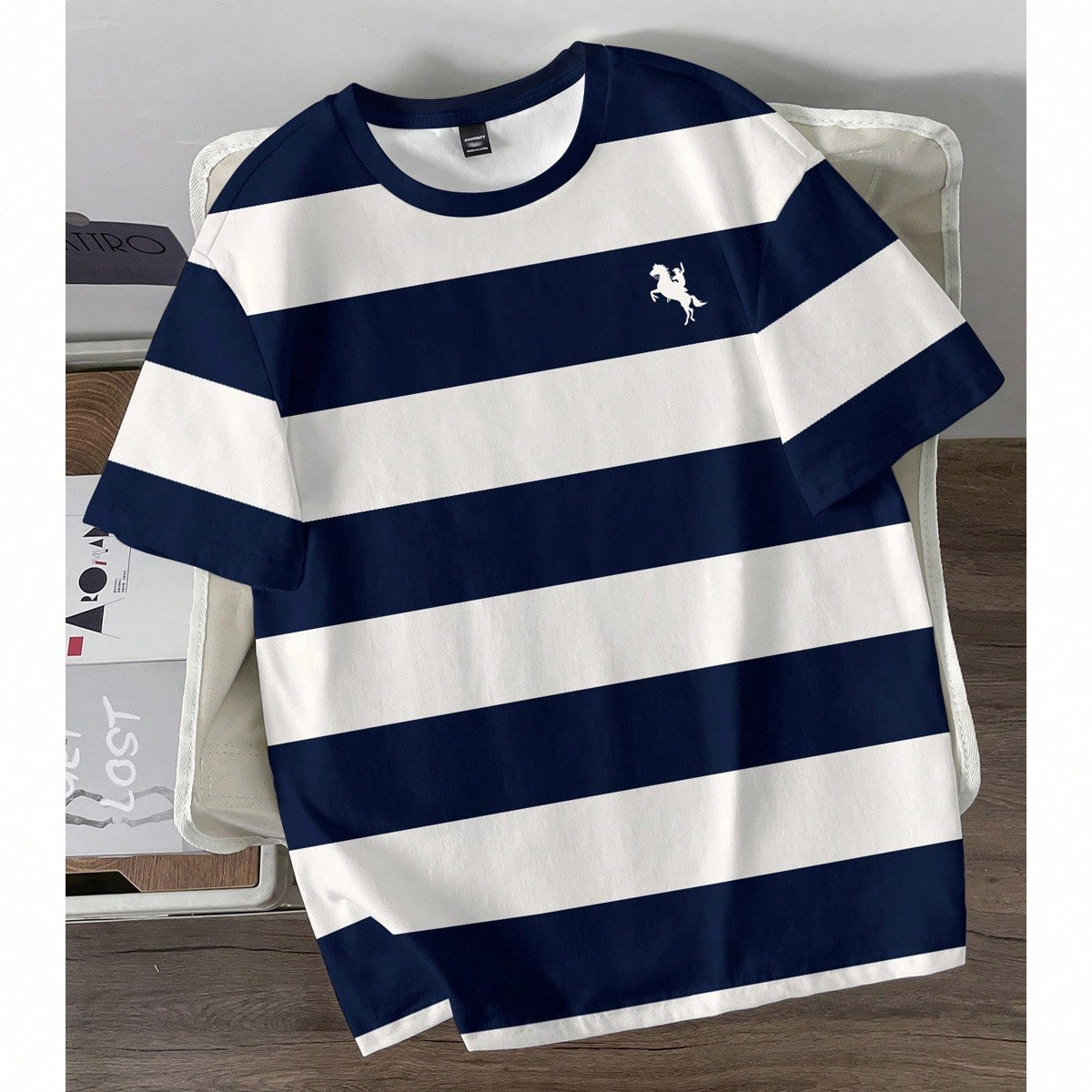 Camiseta de manga corta de corte slim con cuello redondo para hombres, con estampado digital de silueta ecuestre de rayas de contraste, de estilo retr