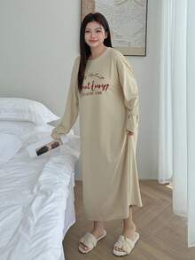 Dazy Plus 大码女式字母印花宽松长袖睡袍，秋季舒适服装 - 卡其色 - 查看 6