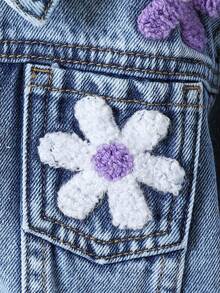 女童牛仔外套，秋冬新款，中蓝色水洗牛仔外套，饰有花卉刺绣，面料柔软舒适，是理想的礼物之选，非常适合户外活动、日常穿着、校园等场合。