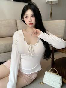 Dazy Plus 純色圓領荷葉邊飾綁帶長袖白色T恤，春秋短版上衣 - 白色 - 查看 9