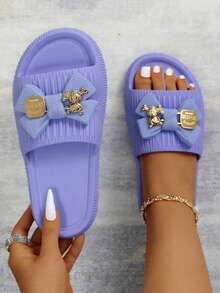 Sandalia tipo mule para mujer perfecta para actividades cotidianas como caminar por casa, realizar tareas domésticas, salir al jardín o dar paseos cortos. También es ideal para usar en entornos húmedos como la playa, la piscina o incluso en trabajos donde se requiere estar de pie durante largos periodos. - Azul - Ver 1