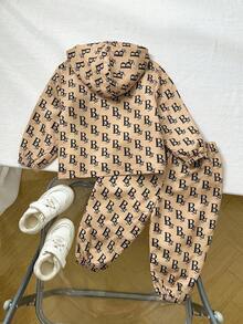 SHEIN Conjunto de 2 peças para bebês meninos e meninas, casual, vintage, estilo universitário, marrom, estampa de letras, gola alta, jaqueta com capuz e calças de corrida, moderno e descolado, adequado para primavera/outono - Multicolorido - Ver 2